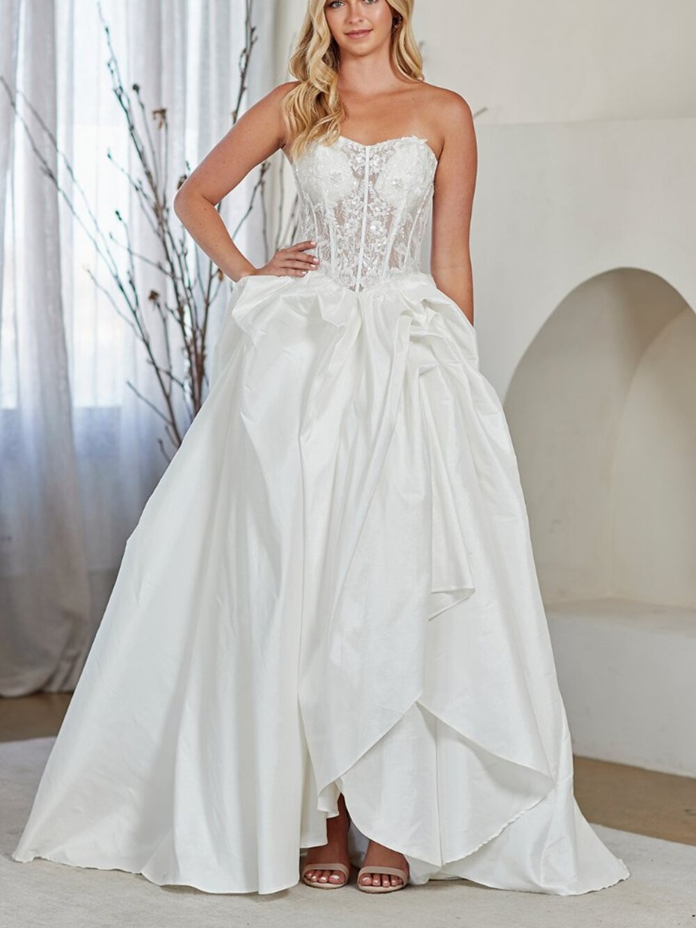 WHITE WEDDING DRESS. STRAPLESS LACE BEADED BRIDAL GOWN